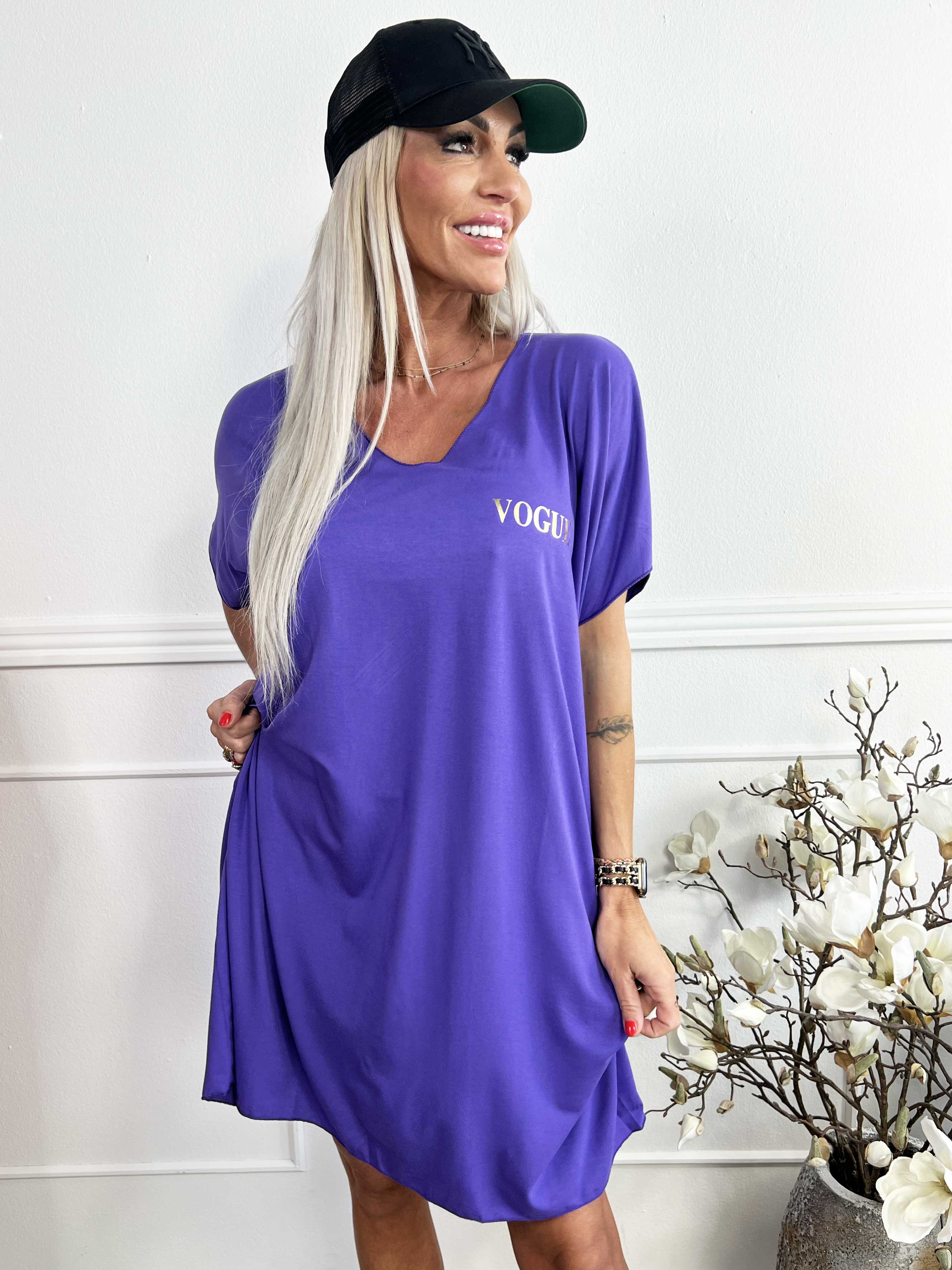 Ellen - Oversized t-shirtkjole i viskose med guldskrift